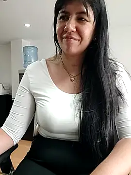 aisha latina online show from May 5, 2026, 3:04 pm