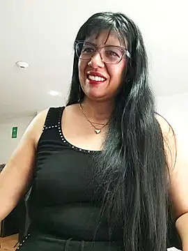 Snapshot of aisha_latina chatting on October 22, 2025, 2:49 pm aisha latina online show from October 22, 2025, 2:49 pm