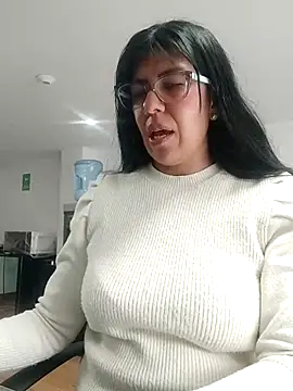 Snapshot of aisha_latina chatting on October 14, 2025, 2:07 pm aisha latina online show from October 14, 2025, 2:07 pm