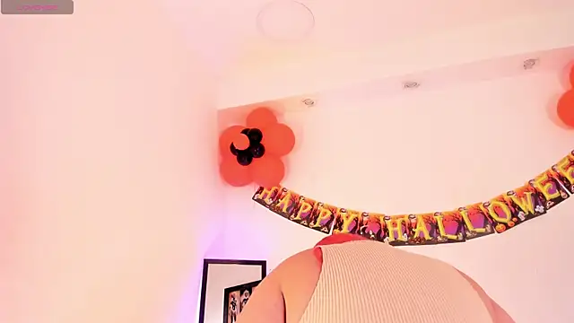 Snapshot of SophieRossi chatting on October 14, 2025, 1:23 pm SophieRossi online show from October 14, 2025, 1:23 pm