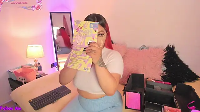 Snapshot of SophieRossi chatting on November 7, 2025, 4:17 am SophieRossi online show from November 7, 2025, 4:17 am