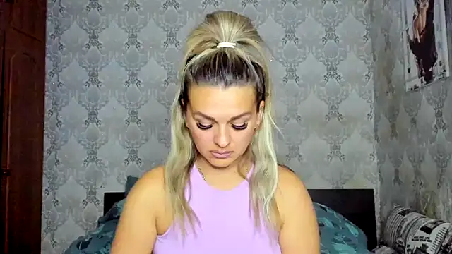 NicoletMoore online show from October 14, 2025, 7:36 pm