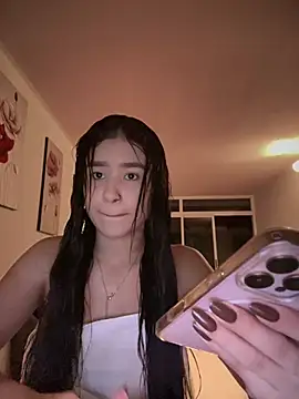 Snapshot of bella_parisi chatting on January 9, 2025, 5:02 am bella parisi online show from January 9, 2025, 5:02 am