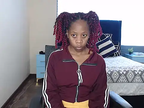 QUEENMANDYY online show from June 25, 2026, 6:18 am