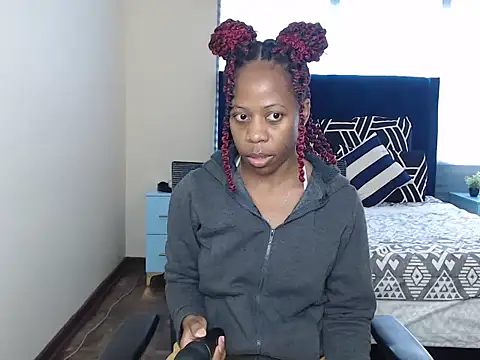 QUEENMANDYY online show from June 26, 2026, 6:08 am