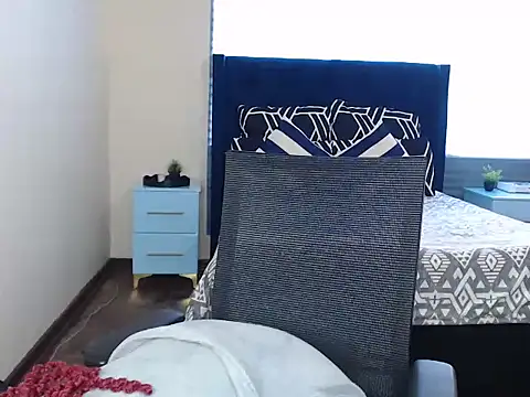 QUEENMANDYY online show from June 24, 2026, 6:23 am