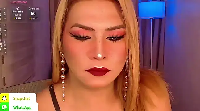 QUEEN GIAMOORE69 online show from January 10, 2025, 9:42 pm