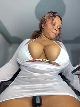 Snapshot of Hyra_Ari chatting on August 6, 2026, 8:31 am Hyra Ari online show from August 6, 2026, 8:31 am