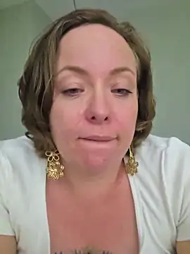 Snapshot of julimonroe chatting on June 21, 2026, 3:23 am julimonroe online show from June 21, 2026, 3:23 am