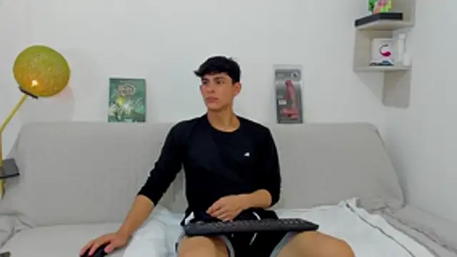 Snapshot of logan_thomas chatting on November 9, 2025, 2:10 pm logan thomas online show from November 9, 2025, 2:10 pm