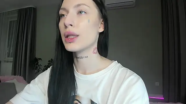 Snapshot of JenniferQueen11 chatting on October 22, 2025, 8:52 pm JenniferQueen11 online show from October 22, 2025, 8:52 pm