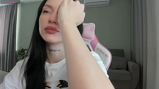 Snapshot of JenniferQueen11 chatting on October 16, 2025, 6:43 am JenniferQueen11 online show from October 16, 2025, 6:43 am