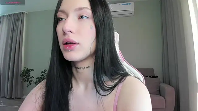 Snapshot of JenniferQueen11 chatting on October 12, 2025, 9:43 am JenniferQueen11 online show from October 12, 2025, 9:43 am