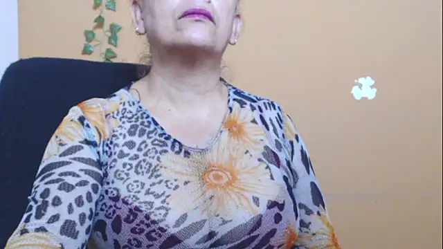 Snapshot of Hellensextits chatting on December 8, 2024, 4:39 pm Hellensextits online show from December 8, 2024, 4:39 pm