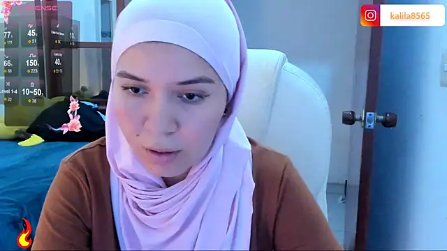 Snapshot of MatchedEyebrow chatting on October 18, 2025, 9:17 pm MatchedEyebrow online show from October 18, 2025, 9:17 pm