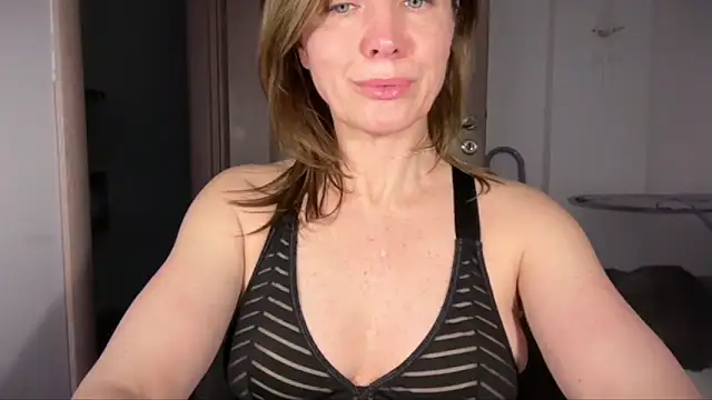RachellAmazing online show from April 28, 2026, 6:23 pm