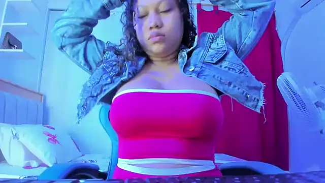 Lunastar02 online show from November 13, 2025, 1:04 pm