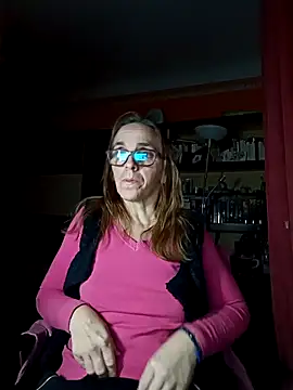 Snapshot of Dettybitch40 chatting on October 28, 2025, 5:01 pm Dettybitch40 online show from October 28, 2025, 5:01 pm