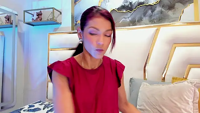 Snapshot of HannaPetit chatting on December 4, 2025, 7:02 pm HannaPetit online show from December 4, 2025, 7:02 pm