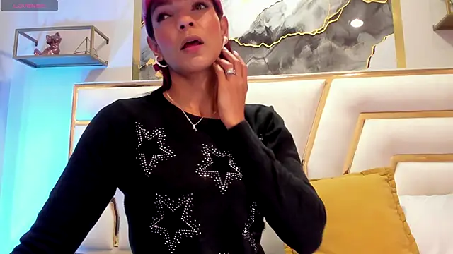 Snapshot of HannaPetit chatting on November 8, 2025, 7:06 pm HannaPetit online show from November 8, 2025, 7:06 pm