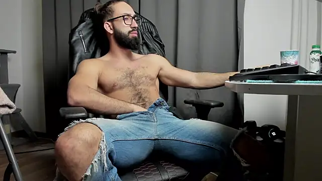 Snapshot of liamaesthetic chatting on February 8, 2025, 6:43 am liamaesthetic online show from February 8, 2025, 6:43 am