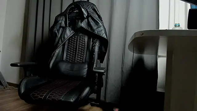 Snapshot of liamaesthetic chatting on December 5, 2024, 5:21 am liamaesthetic online show from December 5, 2024, 5:21 am