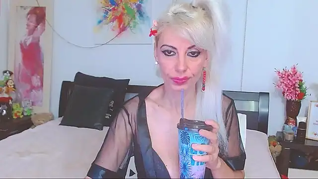 Snapshot of HoneyLara chatting on June 19, 2026, 1:11 am HoneyLara online show from June 19, 2026, 1:11 am