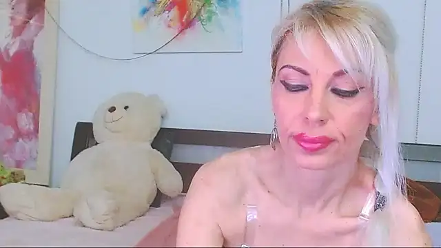 HoneyLara online show from April 17, 2026, 8:44 pm