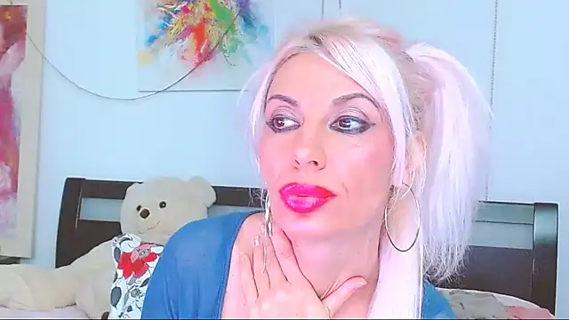 HoneyLara online show from October 15, 2025, 7:22 pm