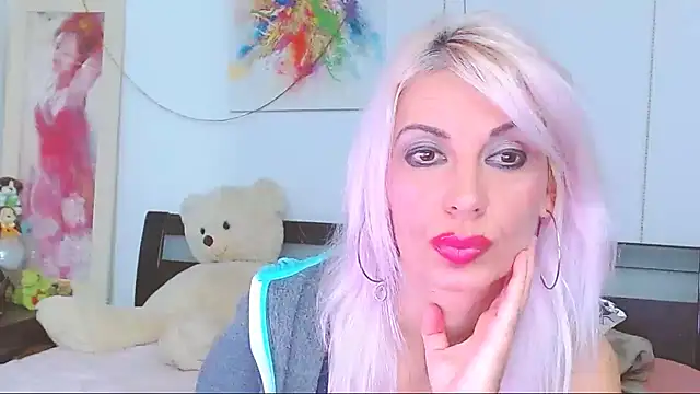 HoneyLara online show from October 24, 2025, 8:41 pm