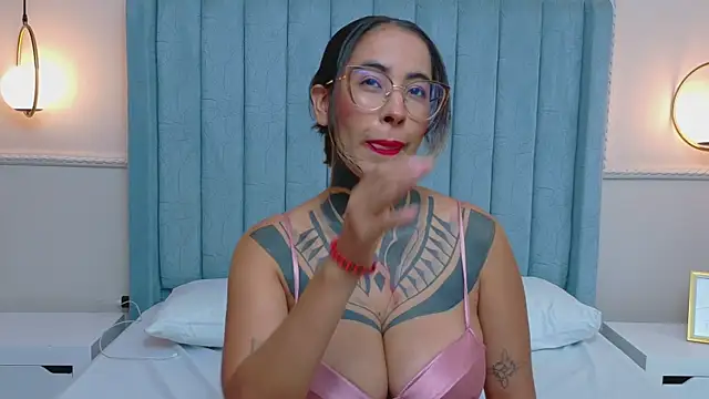 Snapshot of NicoleBlum chatting on May 25, 2026, 7:56 pm NicoleBlum online show from May 25, 2026, 7:56 pm