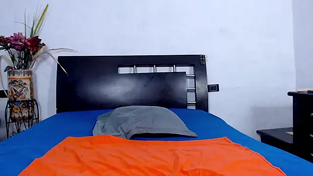 AikoTailor online show from October 29, 2025, 10:03 am