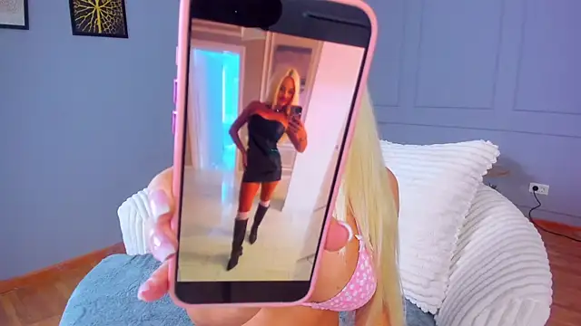 Snapshot of Awww_Ella chatting on November 17, 2025, 5:11 am Awww Ella online show from November 17, 2025, 5:11 am