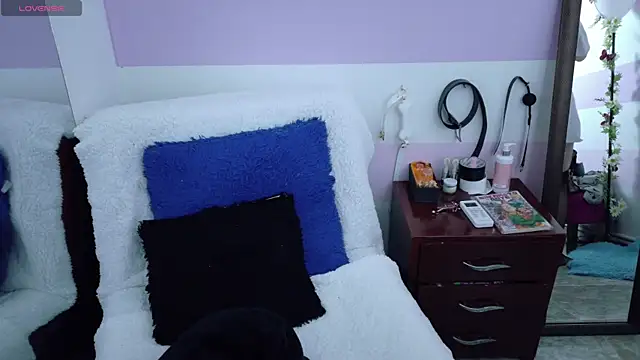 Catwhite  online show from October 17, 2025, 6:10 pm