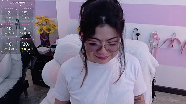 Catwhite  online show from May 6, 2026, 5:06 pm