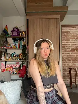 Darling XXX online show from June 19, 2026, 6:58 pm