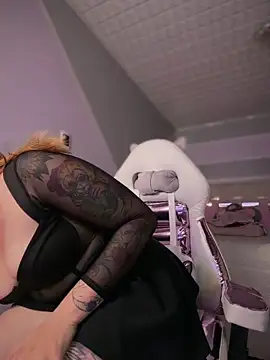 Sam Thompsoon  online show from February 10, 2026, 2:32 am