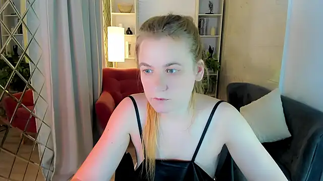 Snapshot of JadeSoft chatting on December 5, 2025, 9:12 pm JadeSoft online show from December 5, 2025, 9:12 pm