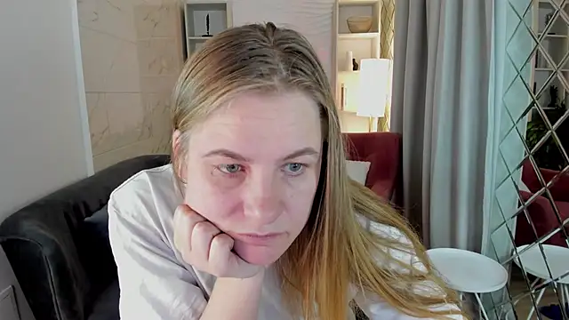 Snapshot of JadeSoft chatting on October 18, 2025, 8:55 pm JadeSoft online show from October 18, 2025, 8:55 pm