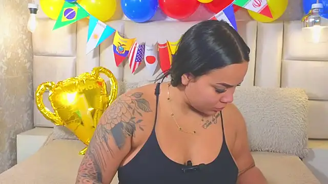 EmilyQueen3x online show from June 25, 2026, 2:33 pm