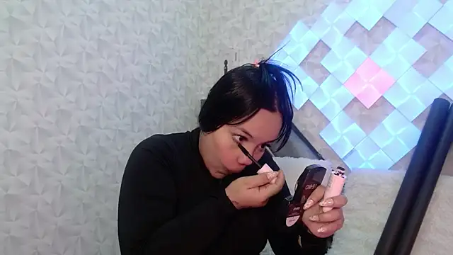 Snapshot of EmilyQueen3x chatting on October 15, 2025, 1:30 pm EmilyQueen3x online show from October 15, 2025, 1:30 pm