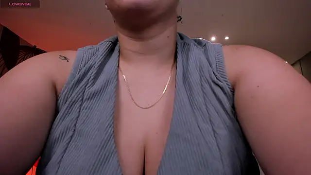 Snapshot of MartinnaBonnet chatting on March 18, 2025, 10:28 am MartinnaBonnet online show from March 18, 2025, 10:28 am