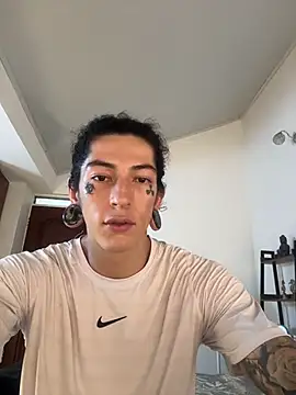 Snapshot of tommylongxx chatting on November 13, 2025, 5:28 pm tommylongxx online show from November 13, 2025, 5:28 pm