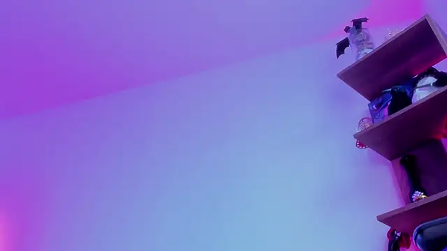 Snapshot of EmmaRusso chatting on March 7, 2026, 10:37 pm EmmaRusso online show from March 7, 2026, 10:37 pm