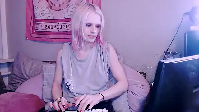 Alien Bella online show from December 18, 2025, 1:04 pm