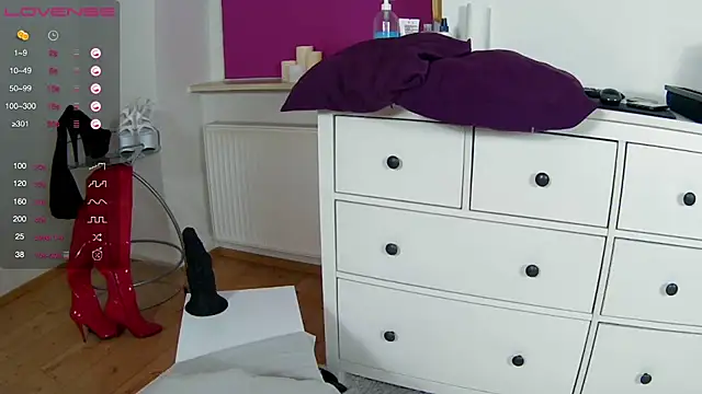 Snapshot of Latina_daily chatting on November 18, 2025, 2:42 pm Latina daily online show from November 18, 2025, 2:42 pm