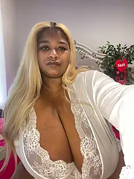 BigFineSelena online show from February 5, 2025, 4:14 pm