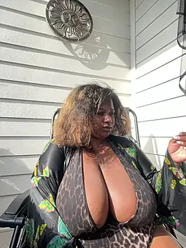 BigFineSelena online show from May 4, 2026, 2:20 pm