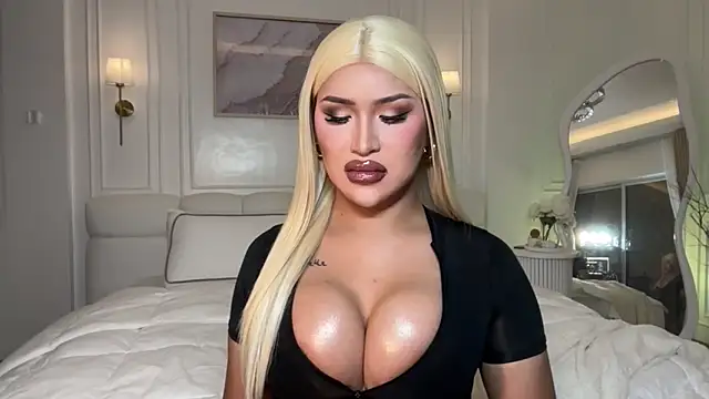 Snapshot of Your_Majesty_Tyra chatting on June 26, 2026, 5:02 am Your Majesty Tyra online show from June 26, 2026, 5:02 am