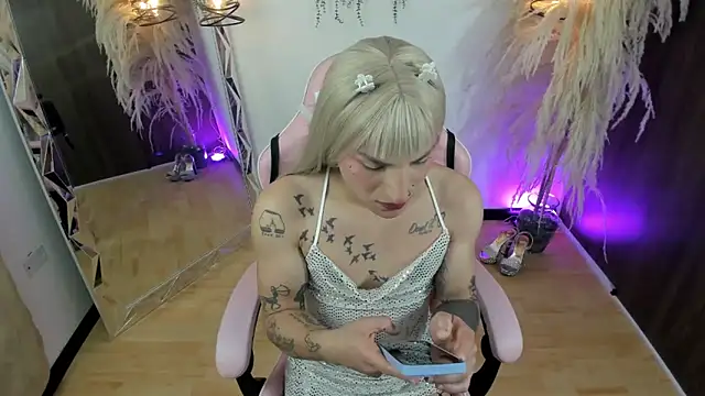 queenramoona-hot online show from May 13, 2026, 1:01 am